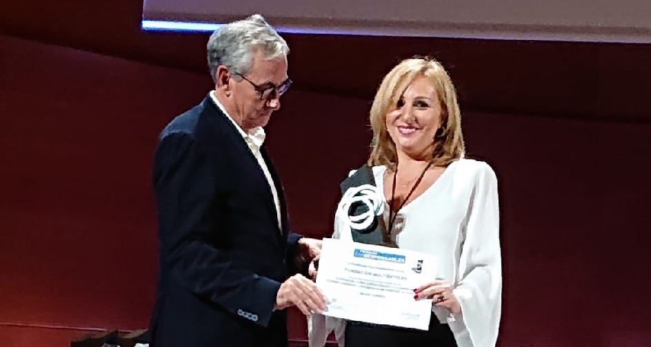 Salomé Suárez, responsable de Fundación Multiópticas, recibe el galardón.