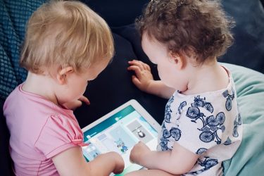 Niños jugando con un iPad.