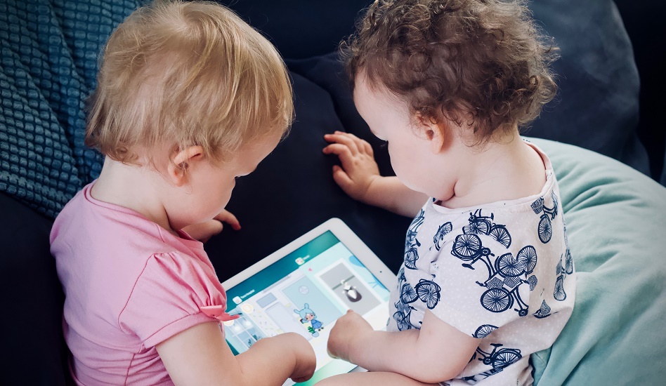 Niños jugando con un iPad. Miopía