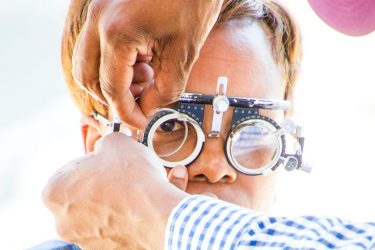 Los oftalmólogos dicen que las revisiones de los ojos de la población en general y, de los niños en particular, las deben realizar ellos, y no en las ópticas