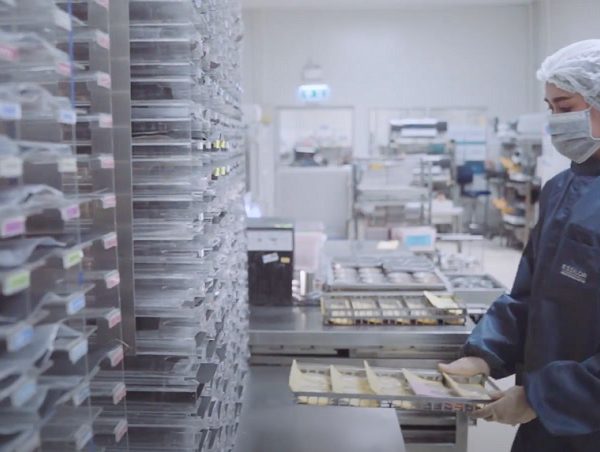Essilor ha implementado el uso de mascarillas en la fábrica de lentes de Madrid.