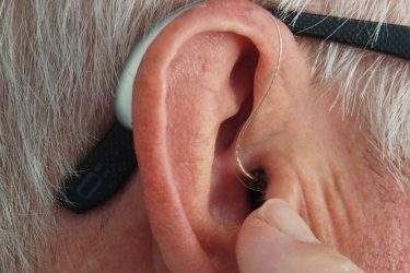 La pérdida auditiva afecta a uno de cada seis adultos