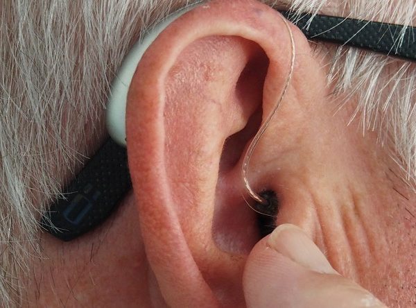 Los audífonos arrancan 2023 con un alza de precios del 2,7%