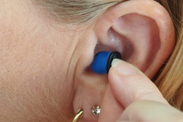 Los audífonos se encarecen un 2,5% en diciembre y encadenan 26 meses con precios al alza