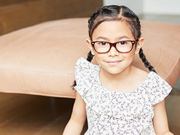 Niña con lentes Stellest de Essilor