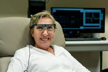 Una mujer de 57 años se presentó como voluntario en el experimento, y ha sido capaz de percibir letras e identificar la silueta de algunos objetos. FUENTE: Universidad Miguel Hernández (UMH)