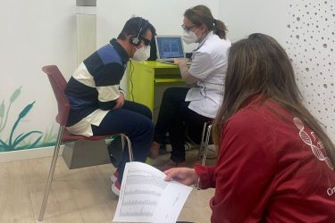 Angels Fon colabora con las personas de la Asociación Sense Barreres de Petrer para cuidar de su salud auditiva. Modaengafas.com