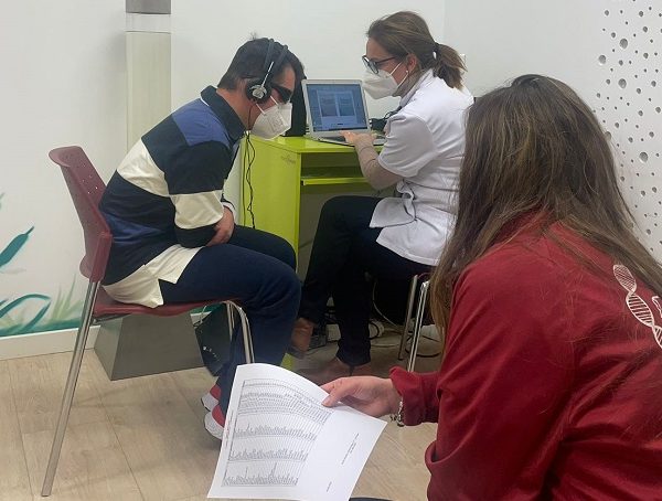 Angels Fon colabora con las personas de la Asociación Sense Barreres de Petrer para cuidar de su salud auditiva. Modaengafas.com