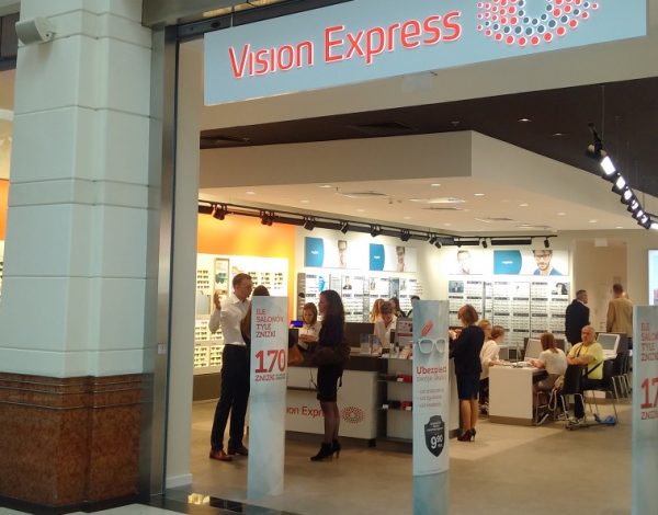Essilorluxottica restringe sus operaciones en Rusia. Vision Express , Polonia