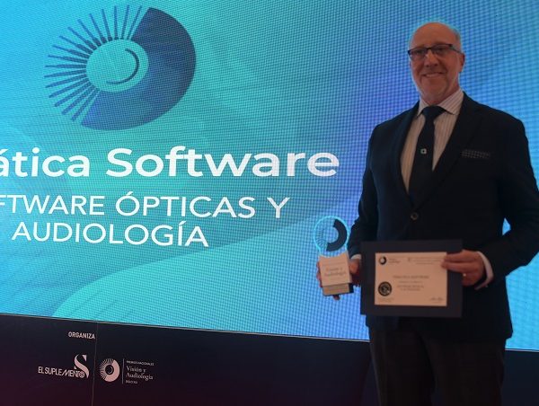 Temática Software. Rafael Arturo Ros recoge el galardón en los Premios Nacionales de Visión y Audiología Siglo XXI.