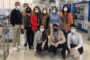 Estudiantes del cuarto curso del Grado en Óptica y Optometría de la Universidad CEU San Pablo en las instalaciones de Industrias de Óptica Prats.