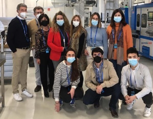 Estudiantes del cuarto curso del Grado en Óptica y Optometría de la Universidad CEU San Pablo en las instalaciones de Industrias de Óptica Prats.