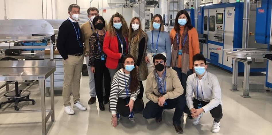 Estudiantes del cuarto curso del Grado en Óptica y Optometría de la Universidad CEU San Pablo en las instalaciones de Industrias de Óptica Prats.