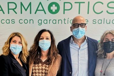 Xavier Selma, director del grupo De Rigo en España, con los ejecutivos de Farmaoptics. FOTO: Farmaoptics