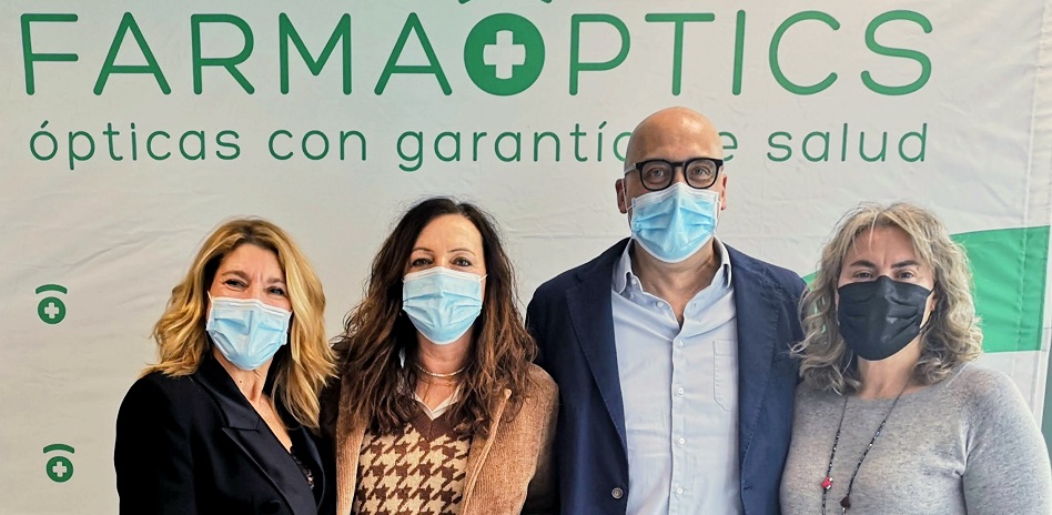 Xavier Selma, director del grupo De Rigo en España, con los ejecutivos de Farmaoptics. FOTO: Farmaoptics