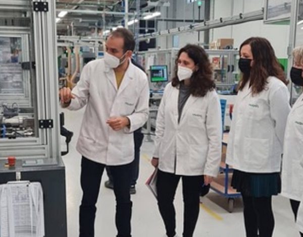 Directivos de Farmaoptics en la planta de Indo, en El Papiol.