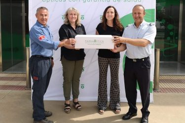 Ramona Farré, directora técnica, y Tresa Llobet, consejera delegada de Farmaoptis, con representantes del Parque de Bomberos de Tàrrega.