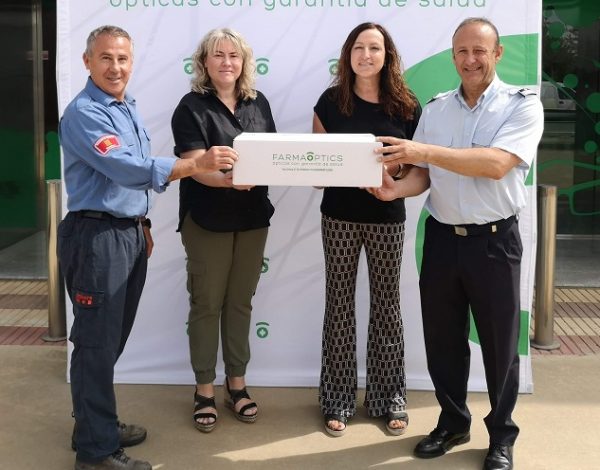 Ramona Farré, directora técnica, y Tresa Llobet, consejera delegada de Farmaoptis, con representantes del Parque de Bomberos de Tàrrega.
