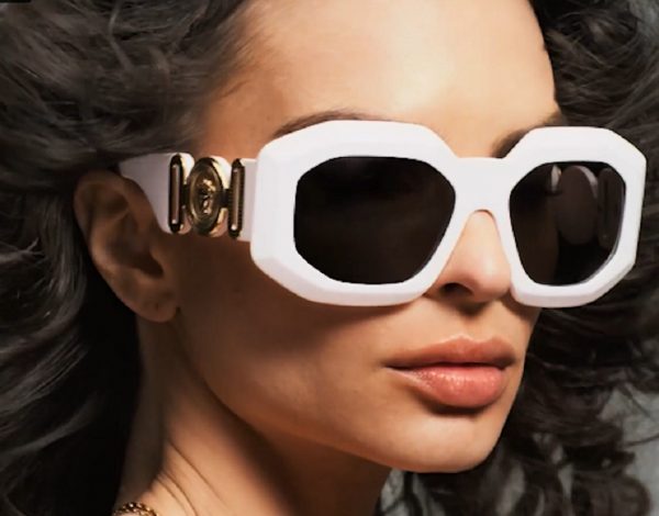 Versace-Los modelos usados ​​por Emily Ratajkowski van desde formas más clásicas hasta nuevas interpretaciones de moda