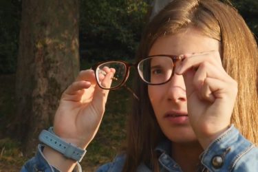 Un viaje al corazón de la pandemia de la miopía: arranca la difusión de la película Losing Sight – Inside the Myopia Epidemic