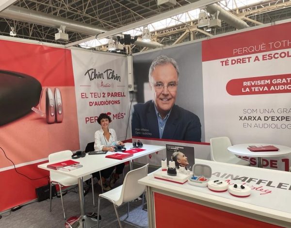 Alain Afflelou se abre camino en audiología con su presencia en el Salón de las Personas Mayores de Cataluña
