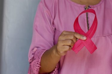 Las empresas del sector impulsan la lucha contra el cáncer de mama