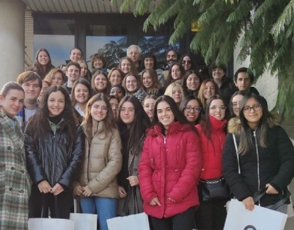 Alumnos de la Universidad de Zaragoza en la puerta de la sede de Industrias de Óptica Prats.