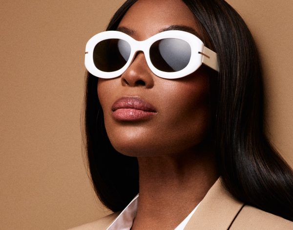 Naomi Campbell lleva las gafas de sol BOSS 1521/S