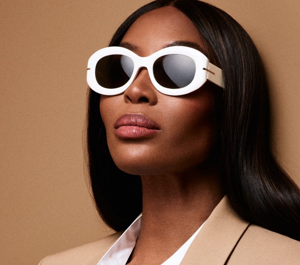 Naomi Campbell lleva las gafas de sol BOSS 1521/S