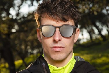 Alex Márquez, piloto de Ducati GP, con el modelo de gafas Wall polarized. Hawkers