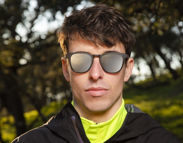Alex Márquez, piloto de Ducati GP, con el modelo de gafas Wall polarized. Hawkers