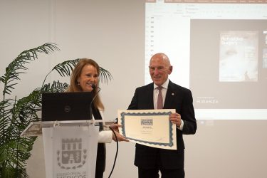 Jorge Alió recibe el diploma que le acredita como miembro de la Asociación Española de Médicos y Escritores Artistas.