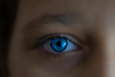 Los oftalmólogos advierten de los riesgos de la intervención para cambiar el color de los ojos