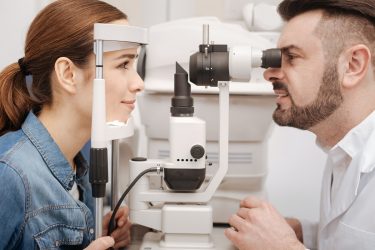 El 25% de los pacientes con problemas oculares deben esperar más de medio año obtener cita en los servicios de oftalmología de la sanidad pública