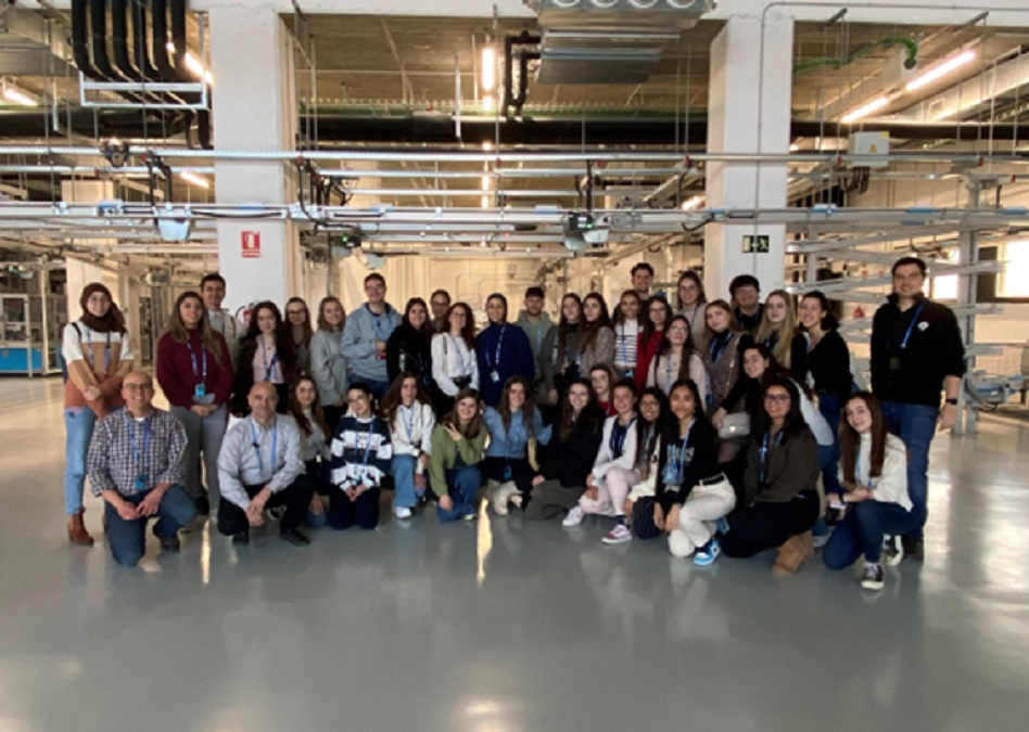 Industrias de Óptica Prats, con los ojos en la cantera: recibe la visita de los estudiantes de la UCM