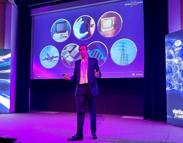 Sergio Velasco, director comercial de Essilorluxottica en España, durante la presentación de las Varilux XR Series en Barcelona. FOTO: Modaengafas.com