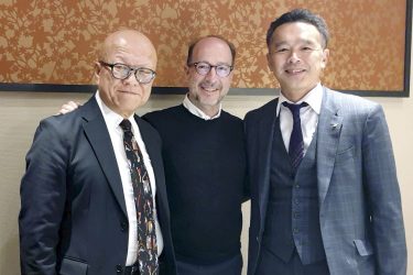 De izquierda a derecha: Joe Yoneda, consejero delegado de Ophtecs; Enrique Rubio, director comercial de Conóptica; y Toshio Matshushima, responsable de expansión internacional Ophtecs.