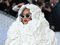 Uno de los modelos que destaca es el V-Goldcut I, las icónicas gafas de sol que lució Rihanna en la Met Gala 2023.