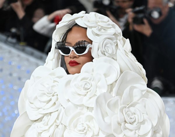 Uno de los modelos que destaca es el V-Goldcut I, las icónicas gafas de sol que lució Rihanna en la Met Gala 2023.
