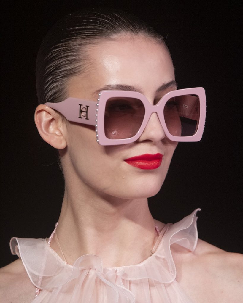 Los nuevos modelos de gafas, especialmente diseñados para una mujer segura de sí misma y empoderada, refleja la esencia de la marca Carolina Herrera