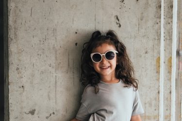 una niña posa con sus gafas de sol