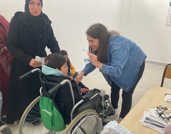 Voluntaria de la Fundación Ruta de la Luz realizando una revisión visual a uno de los niños de Chefchaouen. FOTO: Fundación Ruta de la Luz