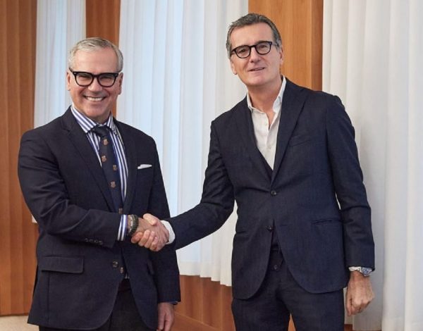 Alexis Nasard y Francesco Milleri, consejeros delegados de Swarovski y Essilorluxottica, respectivamente, después de firmar el acuerdo el pasado diciembre. FOTO: Swarovski