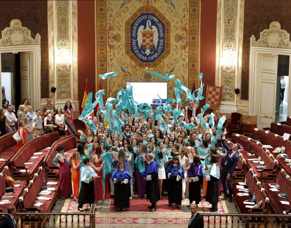 Acto de graduación de los nuevos ópticos en la Universidad Complutense de Madrid. Hoya