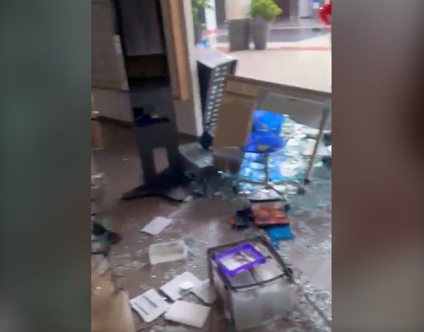 La imagen corresponde a un frame de un vídeo realizado en uno de los establecimientos de Atol les Opticiens destruidos durante los disturbios.