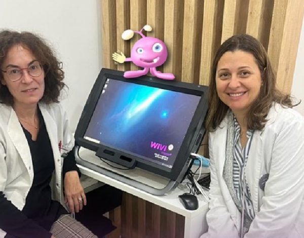 La foto corresponde a las dos ópticos-optometristas de Óptica Rola.