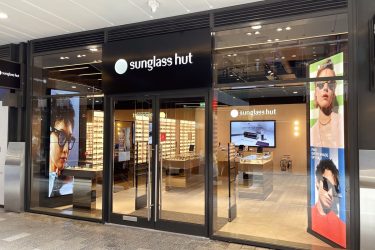Sunglass Hut crecer en el mundo