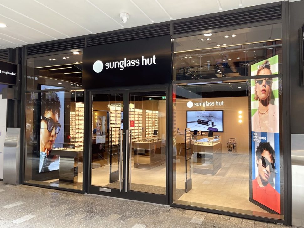 Sunglass Hut crecer en el mundo