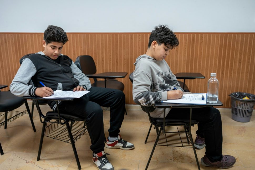 La ergonomía de los pupitres provocan estés visual, según el Colegio de Ópticos de Galicia