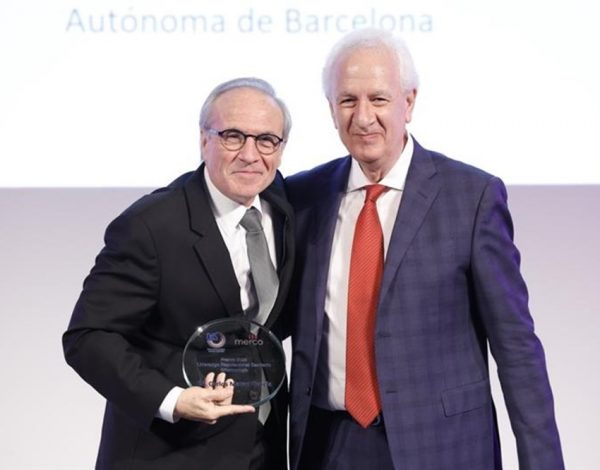 El Dr. Carlos Mateo, reconocido con el Premio al Liderazgo Reputacional en el ámbito Clínico